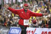 Roberto Madrazo, al momento de cruzar la meta en primer lugar del Maratón de Berlín, el pasado domingo