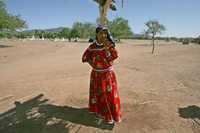 Una mujer huichol acudió a registrarse para participar en el Encuentro de Pueblos Indígenas de América, en la comunidad de Vícam, Sonora