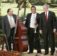 El presidente George W. Bush con el músico Israel Cachao López (extremo izquierdo), en el jardín Rosa de la Casa Blanca como parte de los festejos en Estados Unidos por el Mes de la Herencia Hispánica