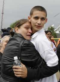 Una mujer abraza a su hijo luego de los tiroteos en la escuela