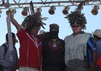 El subcomandante Marcos aparece junto a dos delegados de la nación mohawk en el poblado sonorense de Vícam, donde ayer comenzaron los trabajos del Encuentro de Pueblos Indígenas de América