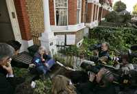 Doris Lessing platica con reporteros, en la entrada de su casa ubicada al norte de Londres, luego de ser notificada por la Academia Sueca que había  ganado el Nobel de Literatura de este año