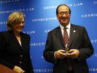 El juez Carlos Cerda recibió el miércoles en Washington el premio de la fundación Gruber para la justicia internacional 2007