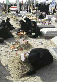 Iraquíes visitan tumbas de parientes durante la fiesta del Fitr