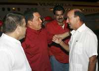 El presidente Hugo Chávez, a su llegada a La Habana, saluda al vicepresidente de la isla, Carlos Lage. A la izquierda, el canciller cubano Felipe Pérez Roque, y atrás el jefe de la diplomacia de Venezuela, Nicolás Maduro, en imagen difundida por el gobierno venezolano