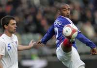 Thierry Henry colaboró con una anotación este sábado, en el encuentro en que Francia vapuleó por 6-0 a Islas Feroe. Con este tanto, el astro del Barcelona igualó a Platini en el récord de goleo en la selección gala