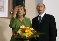 La canciller alemana, Ángela Merkel, da la bienvenida al presidente ruso