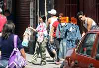 Vendedores ambulantes denominados toreros ofrecieron ayer mercancías de todo tipo en las calles de Corregidora y Correo Mayor en el Centro Histórico