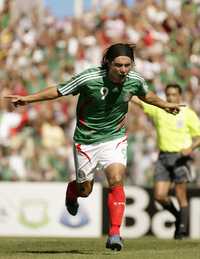 Juan Carlos Cacho festeja el primer gol que le hizo a los nigerianos y que devolvió el ánimo al Tricolor