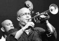 Dave Douglas habló con la trompeta durante su concierto en el Teatro de la Ciudad