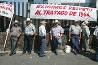 Protesta ante la sede de la Conagua, en el sur en la ciudad de México