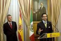Jesús Caldera y Javier Lozano, responsables de las oficinas de Trabajo de México y España, respectivamente, durante la firma de la "carta de intención"