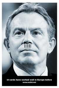 El ex premier Tony Blair en un fotomontaje publicado en 2006 a toda plana por el movimiento NO2ID, en protesta por la implantación de tarjetas de identidad en el Reino Unido
