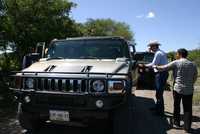 Vicente Fox y los dos vehículos Hummer que tenía asignados, en imagen tomada el 8 de octubre de 2006