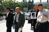 Joaquín Aguilar, víctima del cura pederasta (izquierda), el abogado Jeff Anderson, la activista Mary Grant y David Clohessy, director de SNAP, al abandonar la Corte Superior de California,  ayer en Los Ángeles