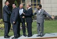 En el orden habitual, los presidentes Ilham Aliyev (Azerbaiyán), Gurbanguly Berdimukhamedov (Turkmenistán), Nursultán Nazarbayev (Kazajstán), Vladimir Putin (Rusia) y Mahmud Ahmadinejad (Irán) se preparan para la foto oficial del encuentro de mandatarios de la zona del mar Caspio