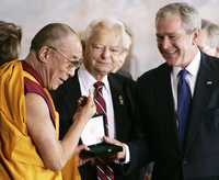 El líder espiritual tibetano muestra al mandatario estadunidense la medalla de oro que le entregó ayer en Washington el Congreso de Estados Unidos