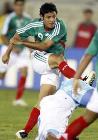 El juvenil Carlos Vela debutó con el Tri y consiguió el momentáneo empate ante los guatemaltecos