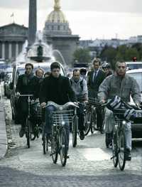 Franceses utilizan bicicletas para movilizarse en la capital del país