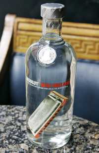 El bar del hotel Monteleone presentó el vodka Absolut New Orleans, con sabor a mango y un ligero toque de pimienta negra, en una edición limitada de 35 mil cajas. El lanzamiento está acompañado de una donación de 2 millones de dólares para reconstruir la ciudad