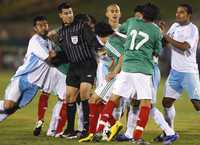 Escena del México-Guatemala, el cual poco tuvo de amistoso ante las agresiones entre jugadores