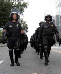 Policías asignados a la vigilancia de la sede de  la reunión de los organismos multilaterales en Washington