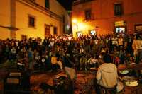 Artistas consultados por La Jornada consideran errónea la decisión de los organizadores de suspender los festejos callejeros. En la imagen, un grupo de reggae ofrece su música en esta 35 versión