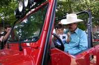 El ex mandatario y su pequeño nieto recorrieron ayer las calles del rancho San Cristóbal, en Guanajuato