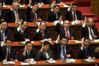Entre los nuevos dirigentes del Partido Comunista Chino se encuentran Xi Jinping (abajo, tercero a la derecha) y Li Keqiang (extremo derecho parte superior). Ambos sustituyen a dos de los tres líderes que no fueron relegidos durante el congreso 17.