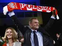 Donald Tusk, líder de Plataforma Cívica, festeja el triunfo de su partido en las elecciones parlamentarias anticipadas realizadas ayer en Polonia. Lo acompaña su esposa, Malgorzata