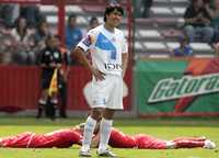 Vicente Sánchez y Christian Giménez festejan en el césped un gol de los mexiquenses, mientras el defensa Walter Vílchez se lamenta