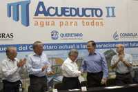 Francisco Garrido Patrón, gobernador del estado, al centro, durante la firma del convenio de construcción del Acueducto II, el pasado 24 de mayo. Este proyecto es uno de los que la Unidad de Acceso a la Información Pública del estado tiene como información reservada