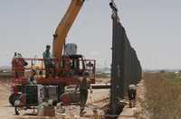 Efectivos de la Guardia Nacional estadunidense colocan tubos metálicos en la frontera entre Chihuahua y Nuevo México, el pasado día 10