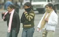 Ante las bajas temperaturas que se registraron ayer, los capitalinos comenzaron a desempolvar suéteres, chamarras y bufandas para hacer frente al fenómeno