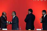 Emilio Botín, presidente del Grupo Santander, recibe el saludo de Felipe Calderón, mientras el funcionario de esa empresa Marcos Martínez y el rector de la UNAM, Juan Ramón de la Fuente los observan