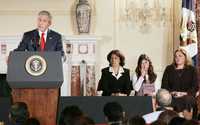 El presidente George W. Bush, durante su discurso sobre Cuba ayer en la sede del Departamento de Estado, en Washington; entre los invitados estuvieron Marlenis González, Yamile Llanes Labrada y Melissa González (a la derecha), familiares de presos en Cuba