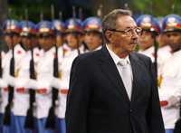 Raúl Castro, presidente interino de Cuba, pasa ante una guardia en honor a la visita del rey de Lesotho, Letsie III, en el palacio de la Revolución de La Habana