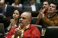 Aplausos en la Asamblea Nacional de Venezuela donde ayer los diputados aprobaron por mayoría el paquete de reformas a la Constitución enviado por el presidente Hugo Chávez