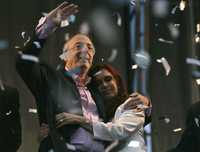 En sus respectivos cierres de campaña por la presidencia de Argentina, Cristina Fernández con su esposo, el actual mandatario Néstor Kirchner