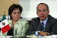 El presidente Felipe Calderón y la secretaria de Relaciones Exteriores, Patricia Espinosa, durante la reunión con líderes de migrantes