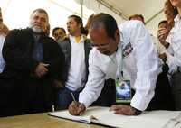 El candidato por el PRD a la gubernatura de Michoacán, Leonel Godoy, firma el libro de visitantes distinguidos al término de un acto de discusión de propuestas con el abanderado por el PVEM, Alejandro Méndez, en el Instituto Tecnológico de Jiquilpan