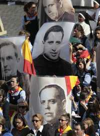 Jóvenes españoles de visita en el Vaticano portan retratos de clérigos asesinados por republicanos durante la guerra civil española, y que ayer fueron beatificados FOTO