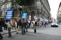 Decenas de manifestantes panistas marcharon desde la glorieta de Colón hasta la Asamblea Legislativa para demandar la regulación de las manifestaciones públicas