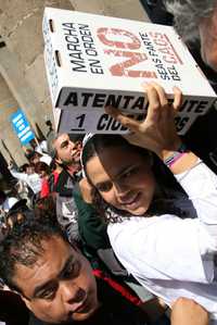 Mariana Gómez del Campo entregó a la ALDF las firmas que avalan su iniciativa para reglamentar las marchas