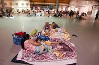 Según cifras oficiales se instalaron 974 albergues para atender a los damnificados. En la imagen, un refugio ubicado en el Parque Tabasco de Villahermosa