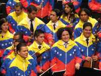 Jóvenes músicos de la Orquesta Sinfónica Simón Bolívar de Venezuela, con el director Gustavo Dudamel (tercero de izquierda a derecha), al término del concierto que ofrecieron anteanoche en Monterrey, después de despojarse del saco formal, negro, para lucir chamarras con los colores de la bandera de ese país y ofrecer sus encores 