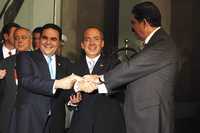 Los presidentes de El Salvador, Elías Antonio Saca (izquierda); de México, Felipe Calderón, y el de Honduras, Manuel Zelaya, posan durante la Cumbre de Negocios en Monterrey