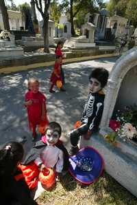 Niños disfrazados durante su visita al Panteón Dolores por el Día de Muertos, ayer