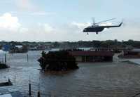 Elementos de la Armada de México transportan en helicópteros a los afectados por las inundaciones en Villahermosa, para lo que utilizan como helipuertos diversas azoteas, entre ellas la de la Secundaria Técnica 39, en la colonia Las Gaviotas