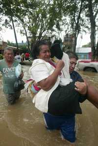Habitantes de Tabasco auxilian a las personas que quedaron atrapadas en sus viviendas en la colonia Gaviota